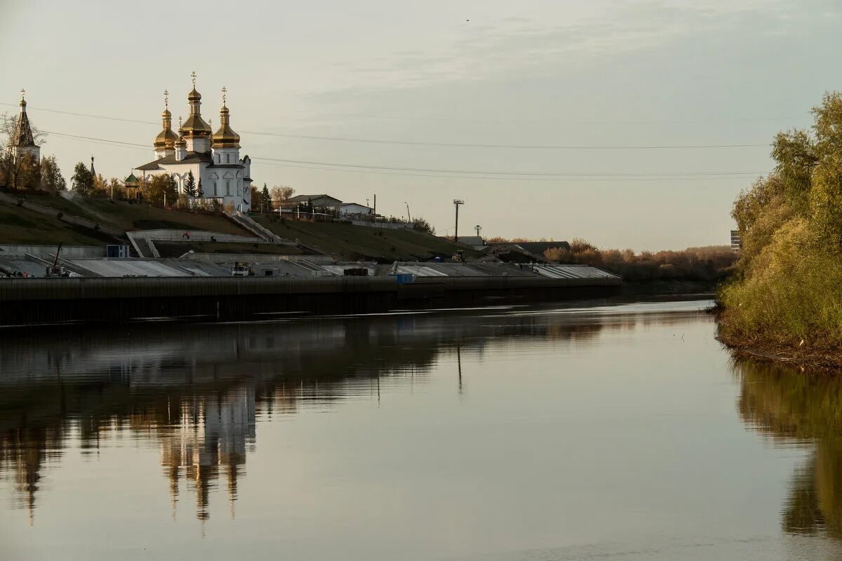 Вода в реке тура тюмень сегодня. Река тура Тюмень. Тюменская река тура. Речка тура в Тюмени. Набережная реки тура Тюмень.