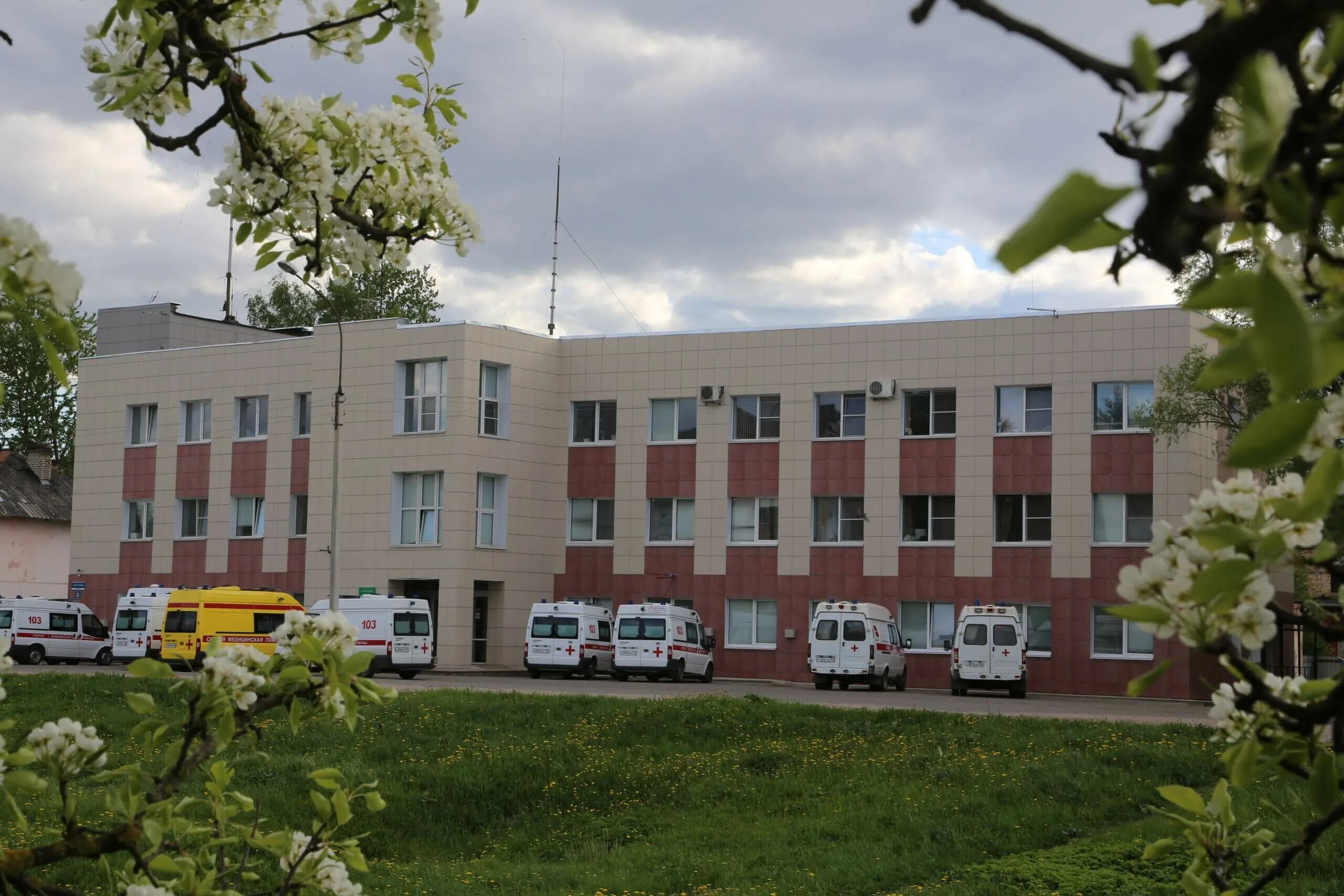 Скорая новгород. Станция скорой помощи Великий Новгород. Новгородская станция скорой помощи Новгородская медицинской. НССМП Великий Новгород. Сотрудники скорой помощи Великий Новгород.