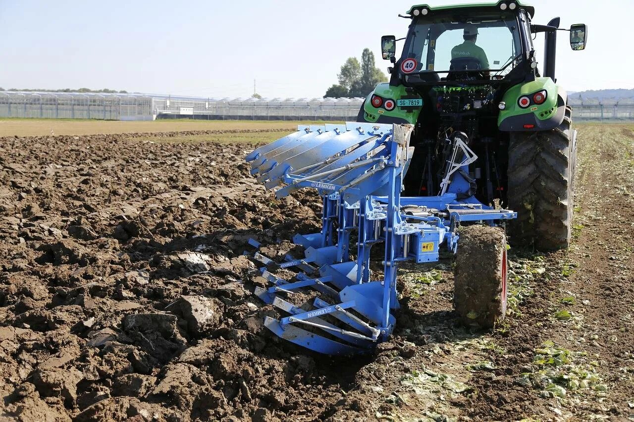 Джон Дир трактор на вспашке. Трактор с плугом в поле Lemken. ФС 19 плуг Агро. Джон Дир 8340 с плуг.