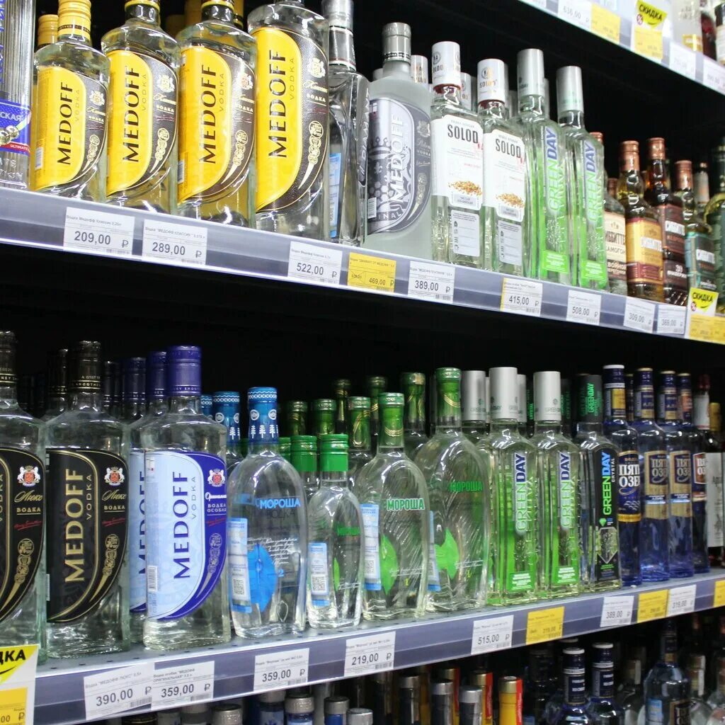 дьюти стайл. алкоголь из дьюти фри в дубай. напитки дьюти фри. текила в duty free. Model off duty style.