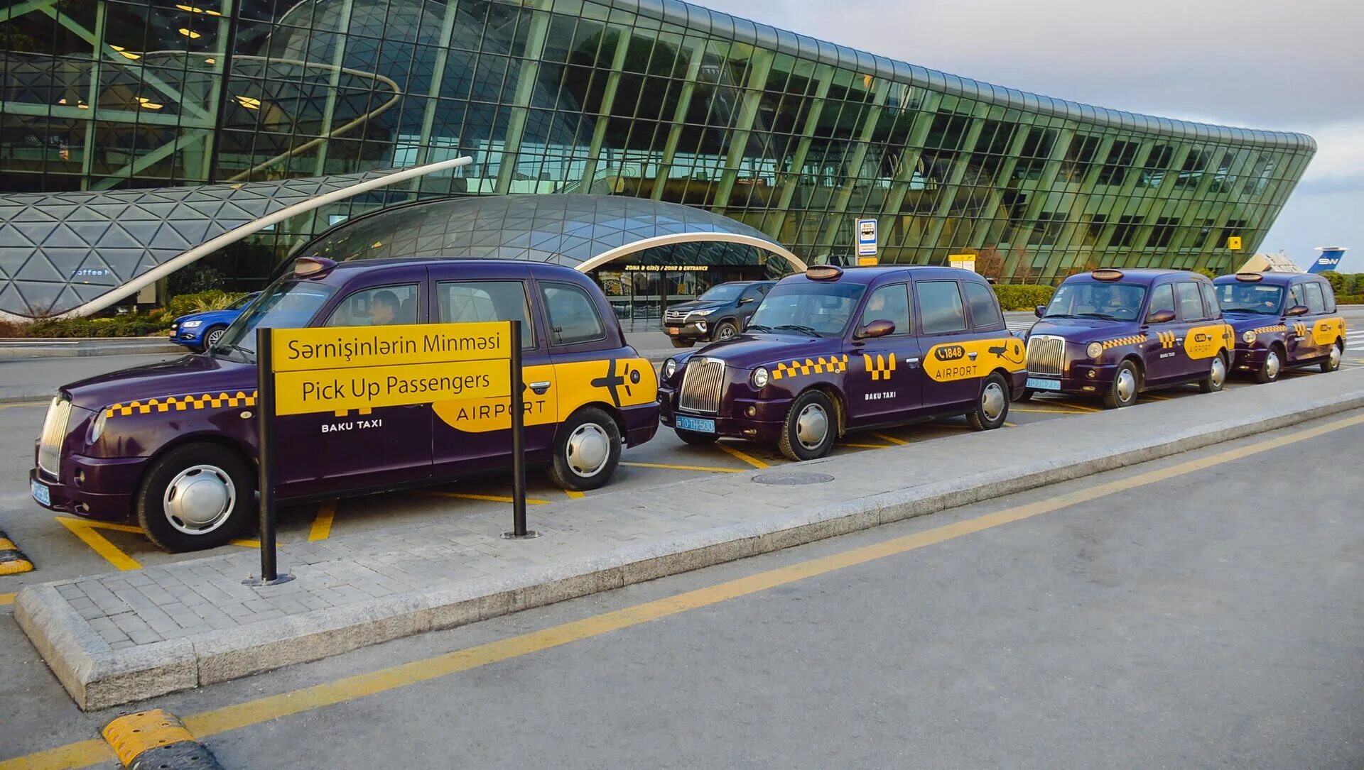 Такси в минском аэропорту. Такси в Баку баклажан. Такси Баку КЭБ. Бакинский такси аэропорта. Такси в аэропорт.