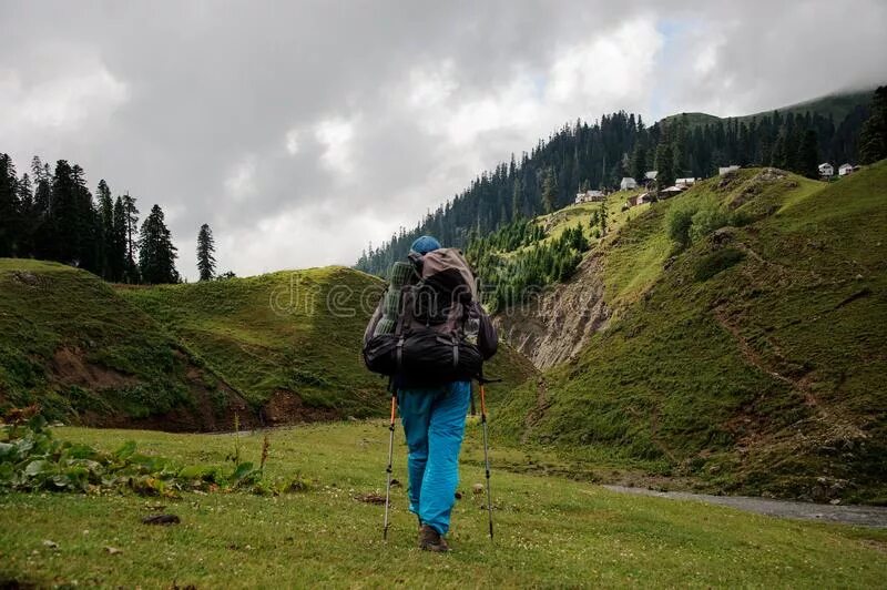 Стоун-маунтин аппалачи. Туристы поднимаются в гору. Человек поднимается в гору. Идти вверх по склону. Спортсмен в горах.