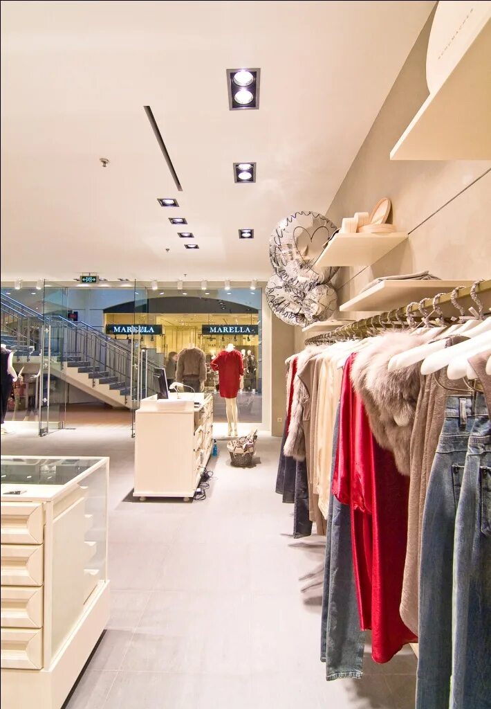 Атриум одежда. Uniqlo флагманский магазин в москве. Трц атриум москва земляной вал. Uniqlo, москва, улица земляной вал, 33. Атриум одежда.