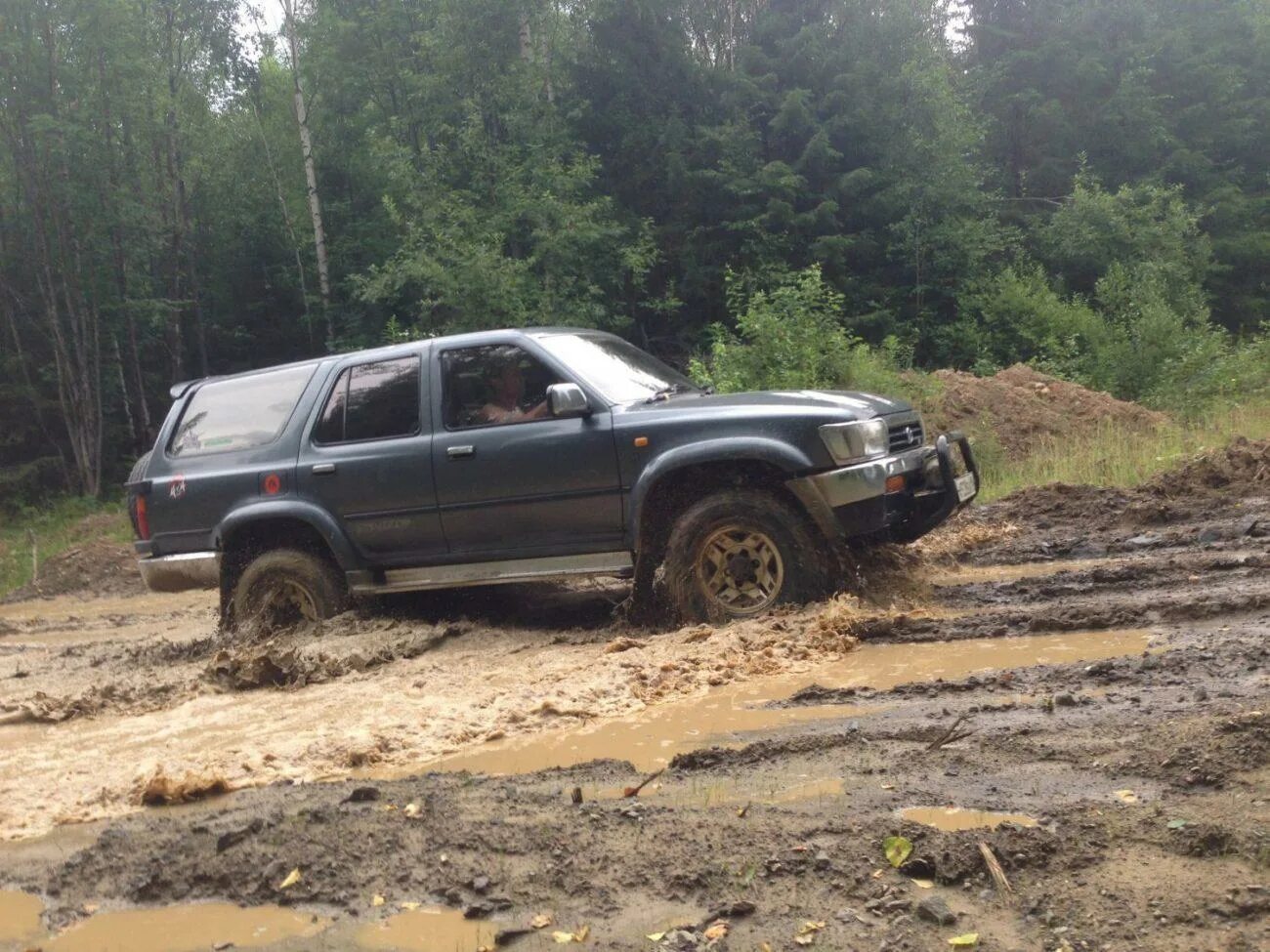 Дорого ли обходится. Седан для путешествий по бездорожью. Freelander 2 в грязи буксовка. Фото Урал на бездорожье. Уралы на бездорожье видео.