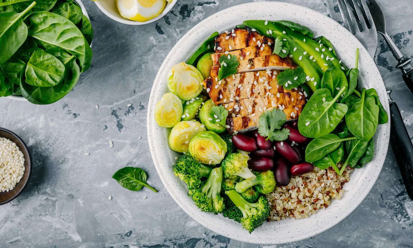 тарелка для диетического питания. питание по правильной тарелке. правильное питание. красивая еда. продукты на завтрак.