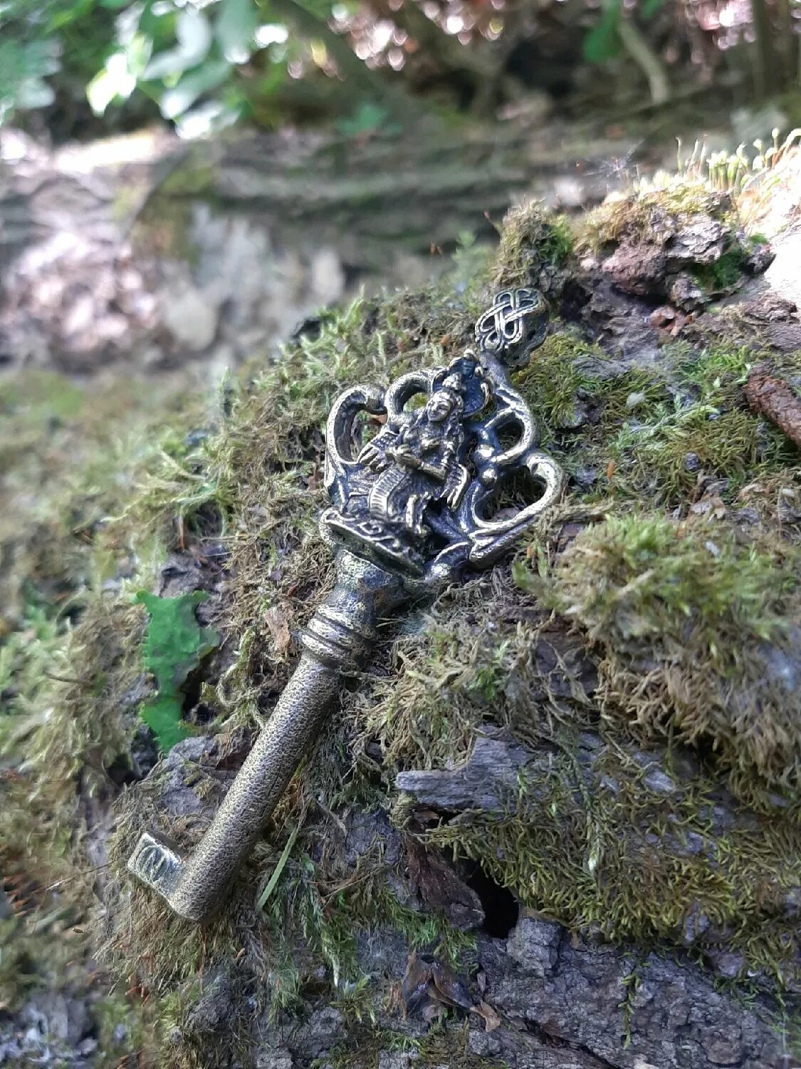 Магические ключи ютуб. Амулет ключ. Красивый ключик. Элементали волшебный ключ. Ключ картинка.