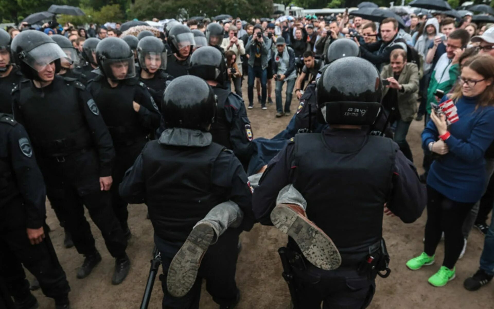 Организатором митингов и собраний может быть. Участие несовершеннолетних в несанкционированных митингах. Публичные мероприятия стихийные митинги. Несовершеннолетние на митинге. Несанкционированные митинги кл час.