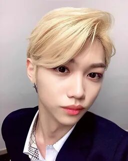 Какого цвета глаза феликса из stray kids