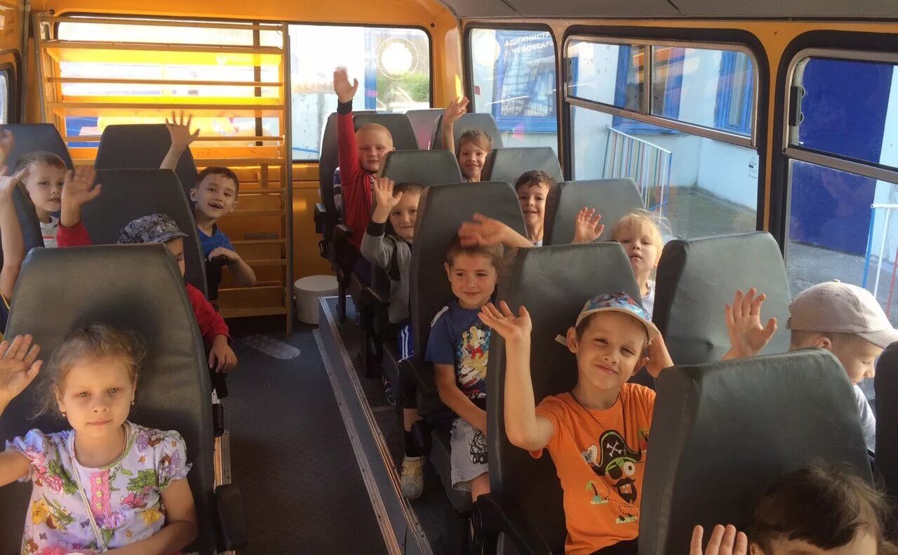 Детская автобусная экскурсия. Экскурсии для школьников. Детский экскурсионный автобус. Школьники в автобусе на экскурсии.
