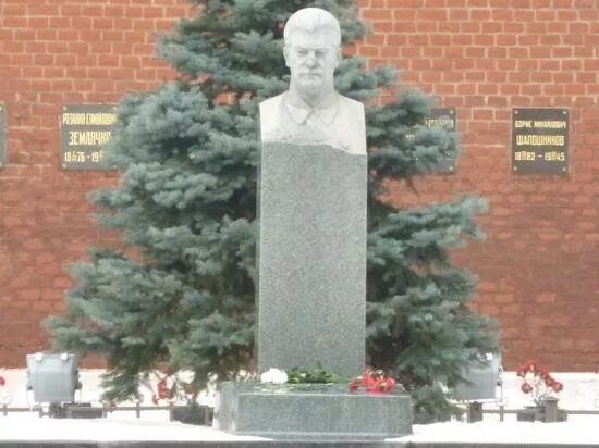 Где похоронен сталин иосиф виссарионович кладбище. Сталин иосиф виссарионович могила. сталин иосиф виссарионович похороны могила. могила сталина иосифа виссарионовича. бюст на могиле сталина.