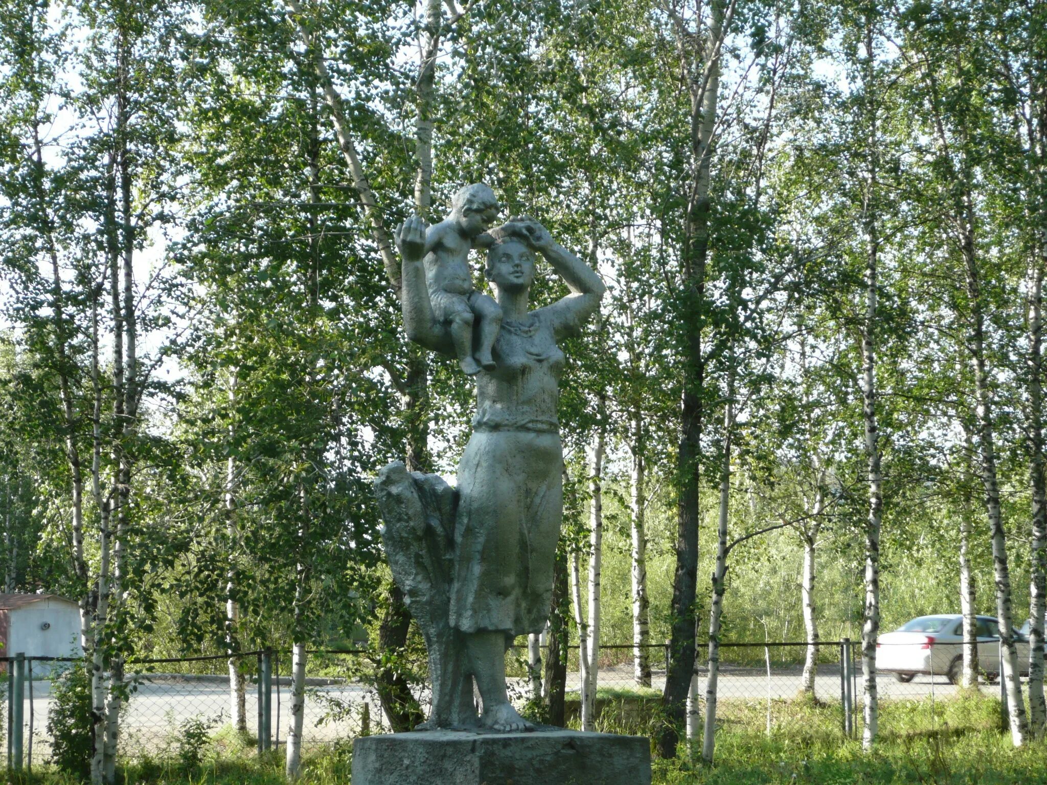 Респ коми г печора. Достопримечательности Печоры Коми. Памятники в Печоре Республика Коми. Памятник Горькому в Печоре. Город Печора Республика Коми население.