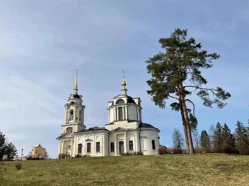 Какие церкви закрыли. Дмитровская москва. Какие церкви закрыли. Храм в некрасовской дмитровское шоссе. Собор казанской божьей матери в малоярославце.