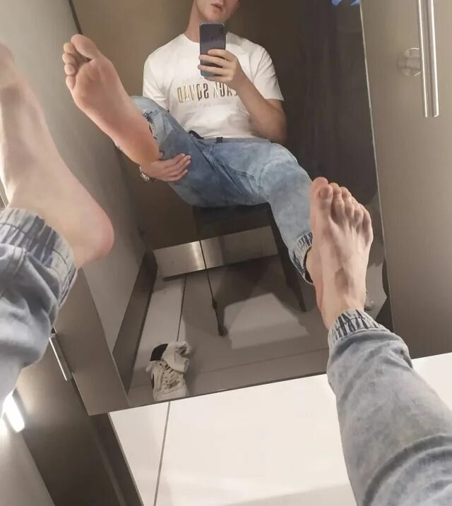 мужские ноги. ноги парней тг. ноги парней тг. ноги парней. ступни парней.