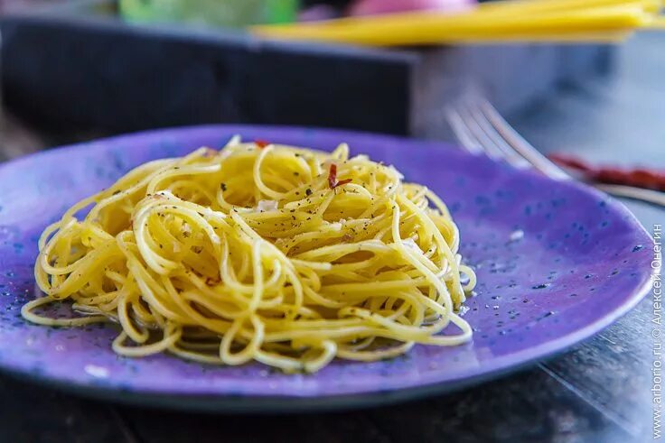 Спагетти с маслом. Вермишель с маслом. Спагетти с чесноком и маслом. Макароны готовые. Лапша с чесноком