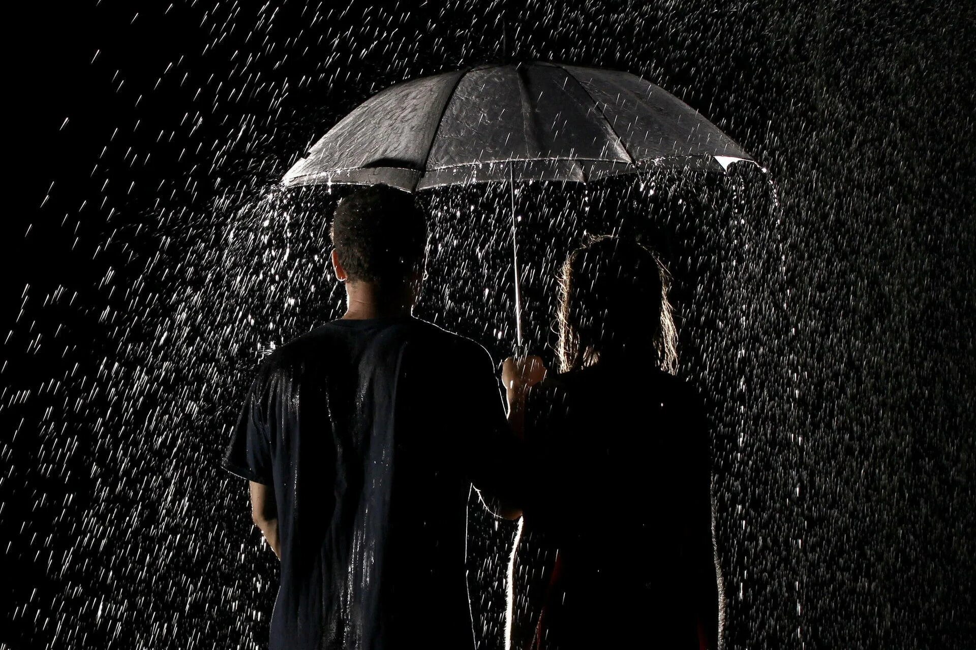 Человек под дождем. Человек с зонтом под дождем. Парень под дождем. Дождь.