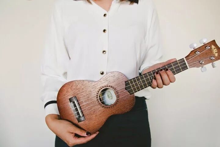 Маленькая круглая гитара. Очень маленькая гитара. Укулеле в руках человека. Моя маленькая гитара. Детская гитара укулеле.