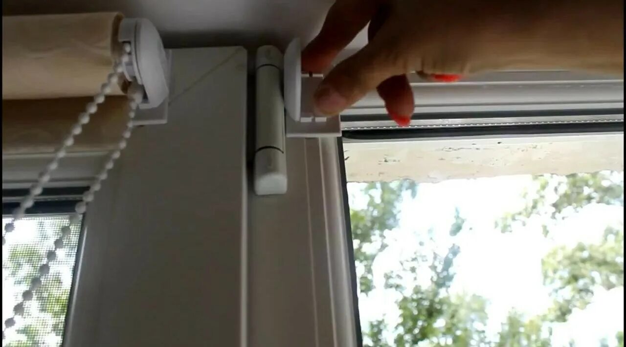 Крепление рулонной шторы на створку окна без сверления. Вентиляционные шторки для пластиковых окон. Рулонные шторы с креплением на раму. Монтаж кассетных рулонных штор. Шторы которые крепятся на окно.