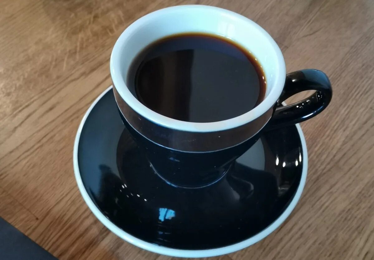 Поставь черный кофе. Чашка черного кофе. Черный кофе. Черная кофейная чашка. Чашка кофе темная.