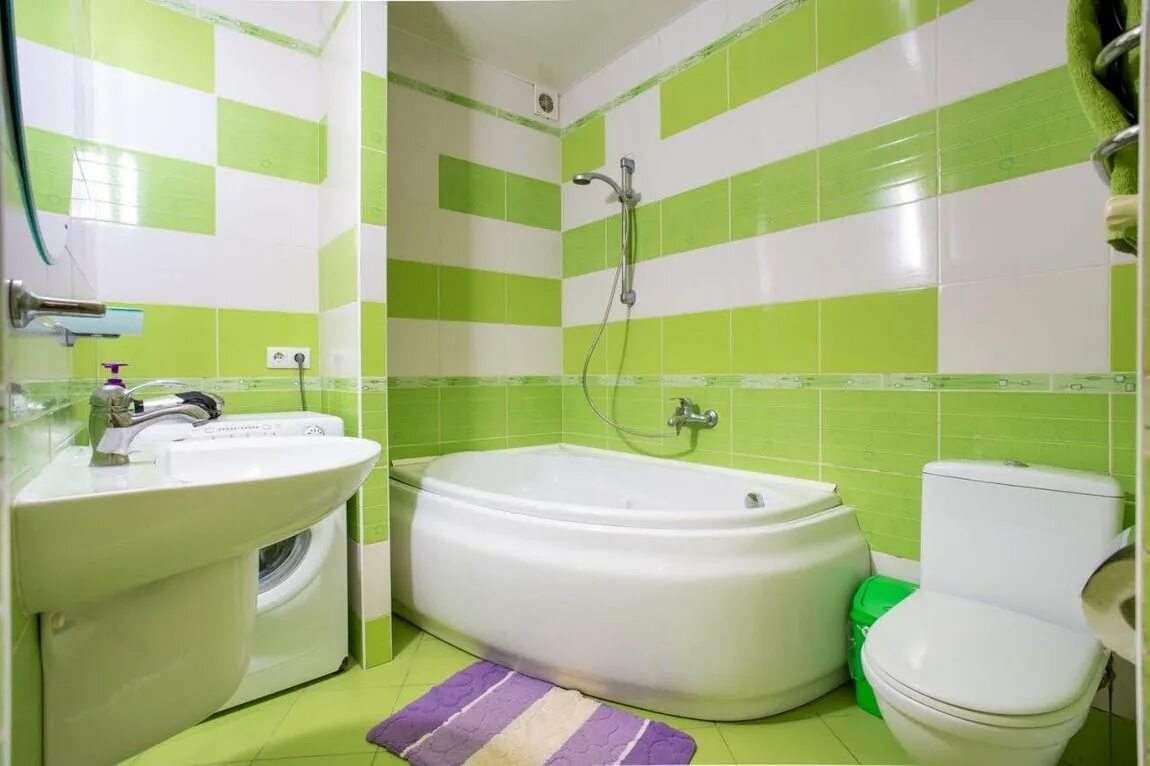 Зеленая ванна купить. Салатовая ванная комната. Ванная в зеленом цвете. Ванная в бело зеленых тонах. Ванная с салатовой плиткой.