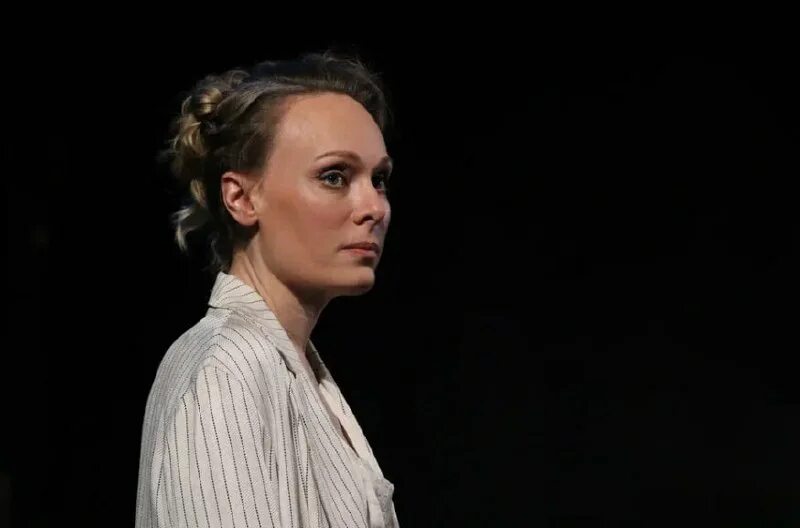 Отелло максим аверин. Дмитрий жойдик отелло. Маскарад театр сатиры арбенин. Люди на спектакле. Спектакли с авериным в москве 2024.