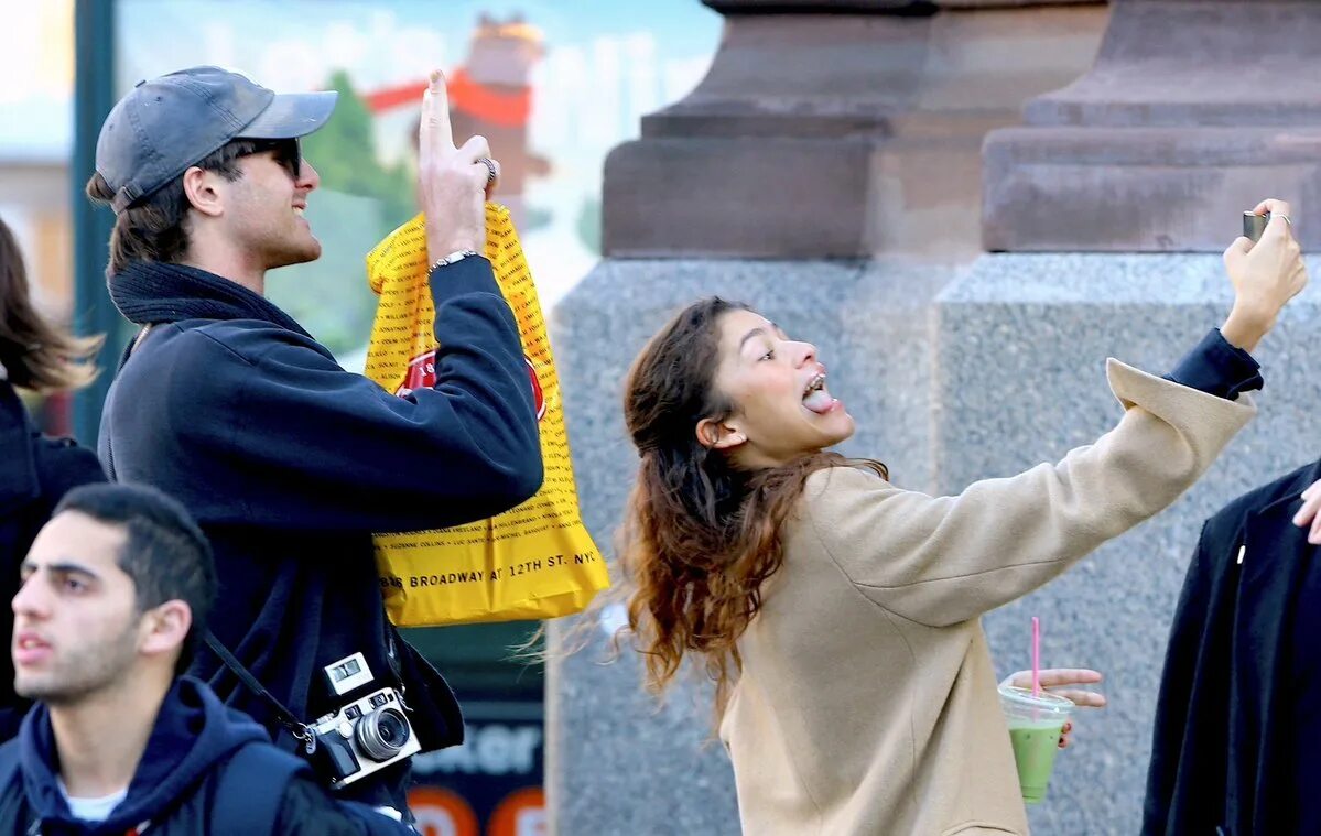 Зендая целуется с двумя парнями. Jacob elordi and zendaya. зендая и джейкоб. зендая и джейкоб элорди поцелуй. элорди и зендая.