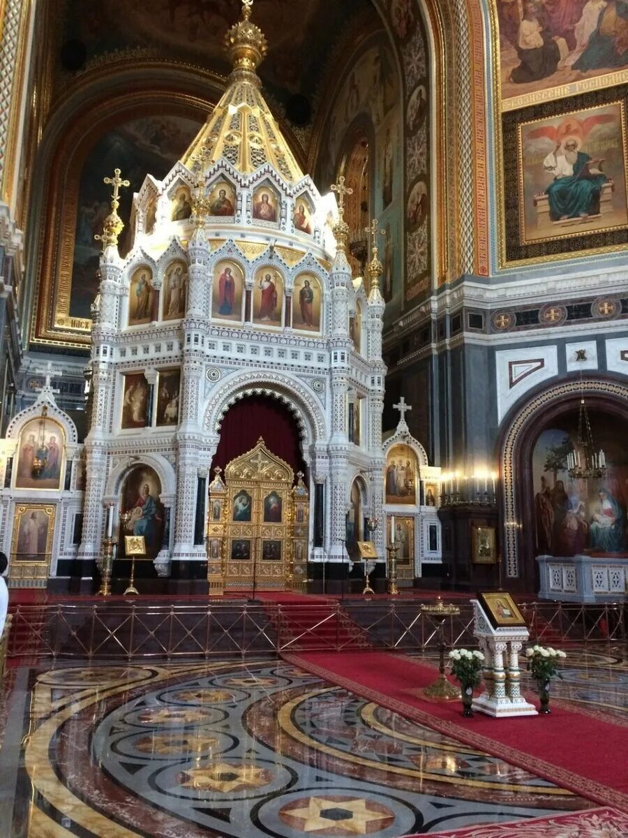 Русская православная церковь москва. Кафедральный собор храма Христа Спасителя. Храм Христа Спасителя Нижний храм. Храм Христа Спасителя интерьер. Храм Христа Спасителя внутри.