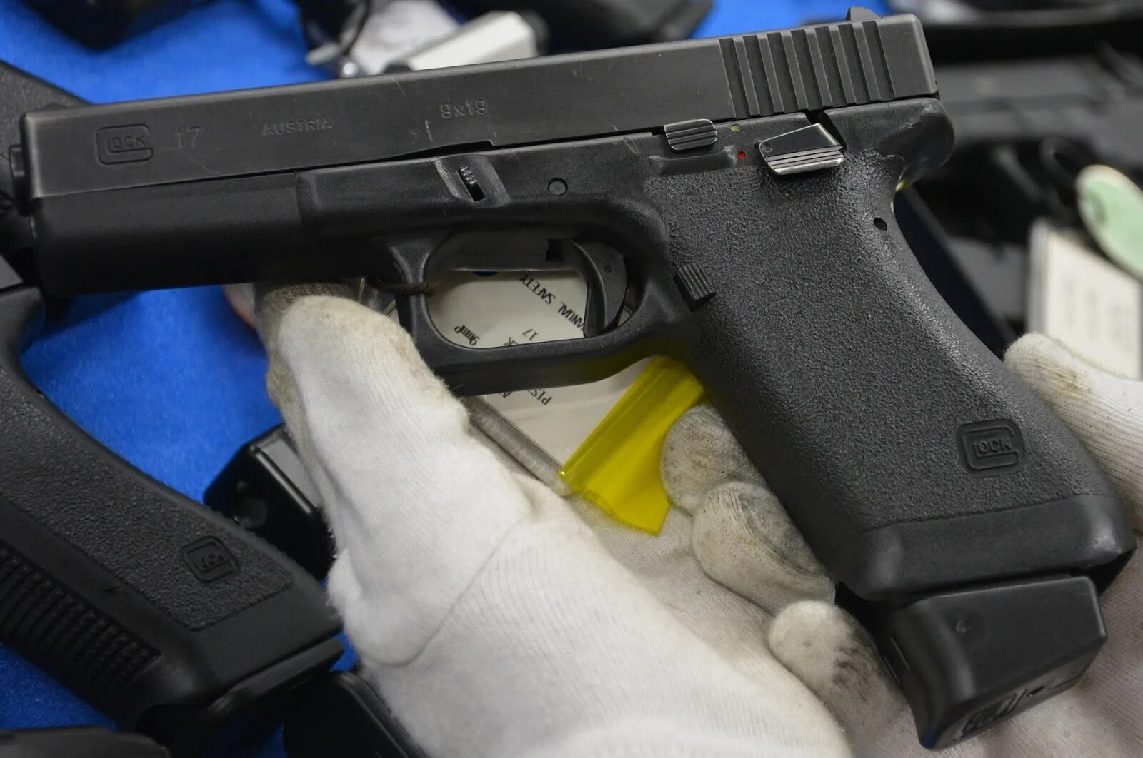 Сигнальный глок. Sig p320 m17. глок 1982. предохранитель glock 19. глок 17 предохранитель.