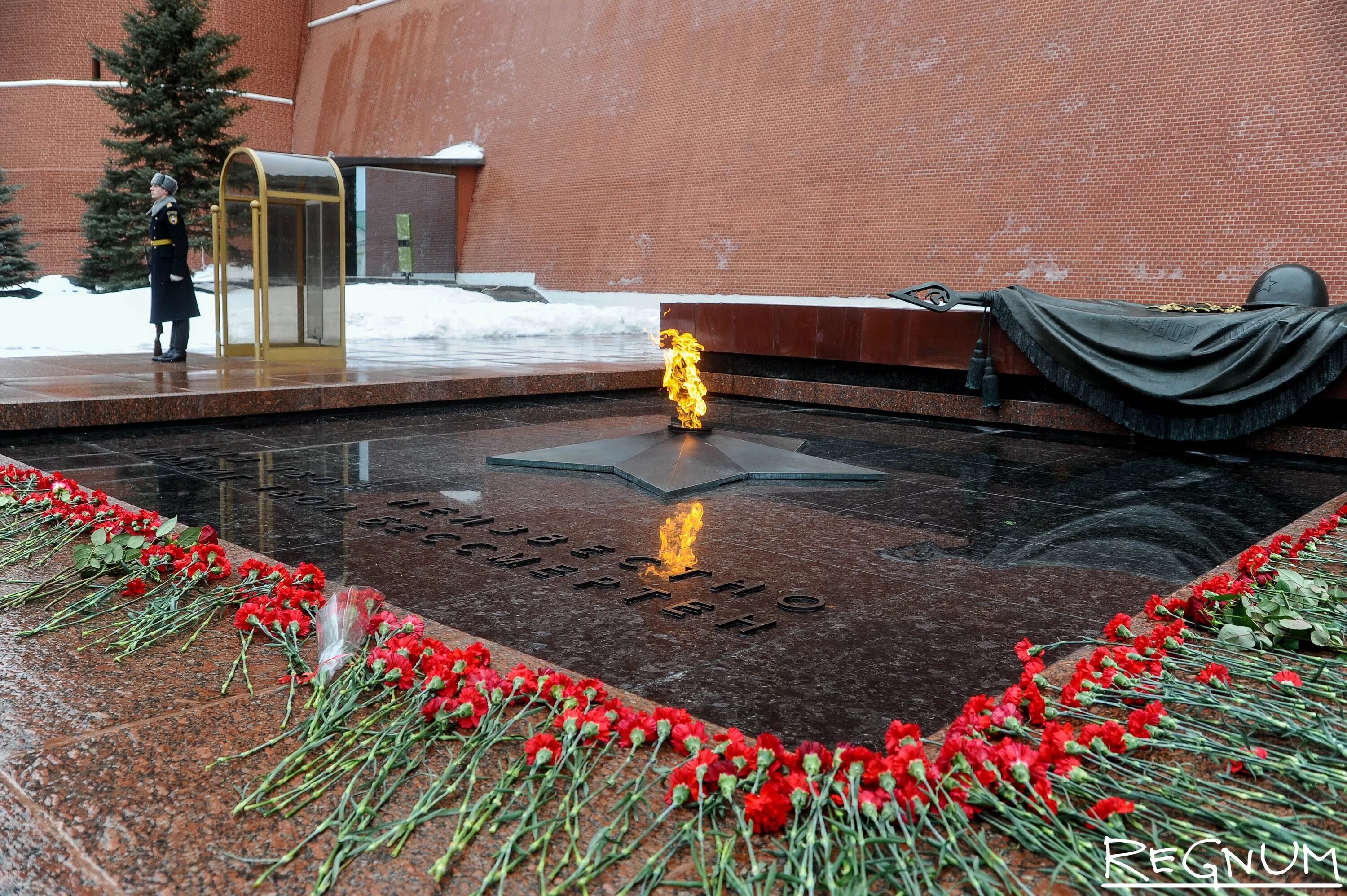 Почему мемориал могила неизвестного солдата имеет важнейшее. Мемориал могила неизвестного солдата в Москве. Мемориал неизвестного солдата у кремлевской стены в Москве. Могила неизвестного солдата у кремлевской стены. Москва вечный огонь могила неизвестного солдата.