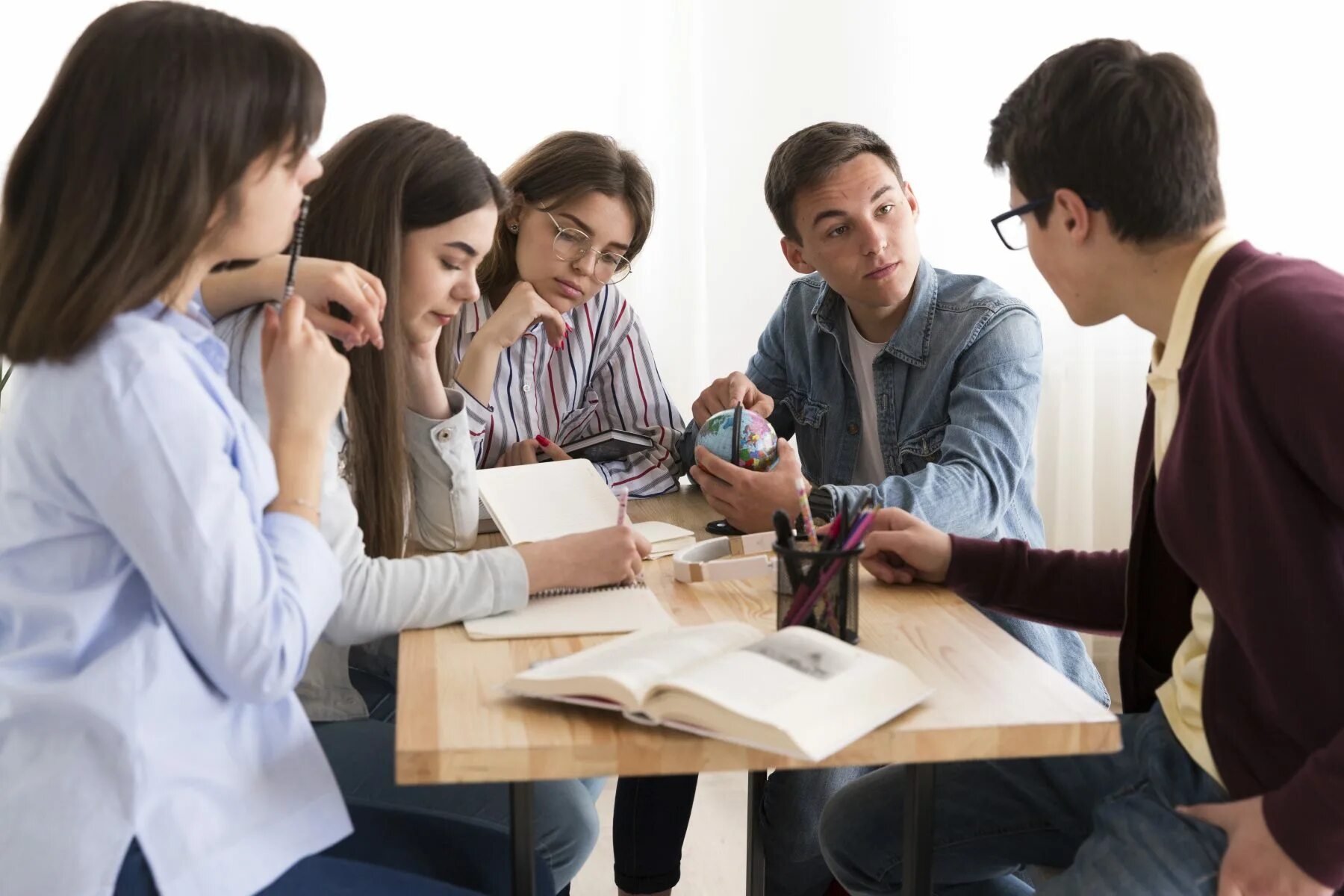 A group of students is. Группа студентов. Студенты обсуждают. Старшеклассник думает. Подросток студент.