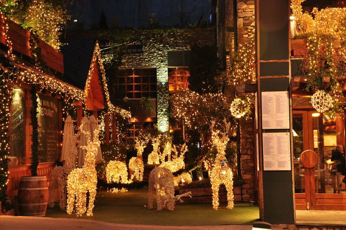 Фильмы атмосферные уютные. Новогодняя атмосфера в интерьере. Новогодние улицы атмосферные. Чтобы создать новогоднюю атмосферу на фесте. Чтобы создать новогоднюю атмосферу на фесте.