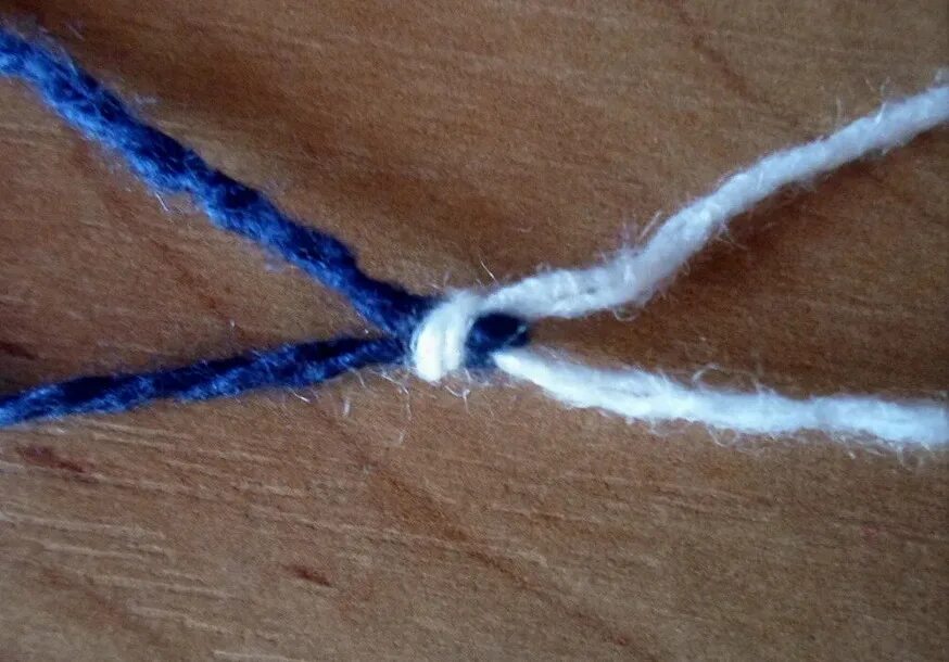 Связать концы пряжи. Соединить две нитки в вязании. Двойная нитка. 2 Узелки на нитке.