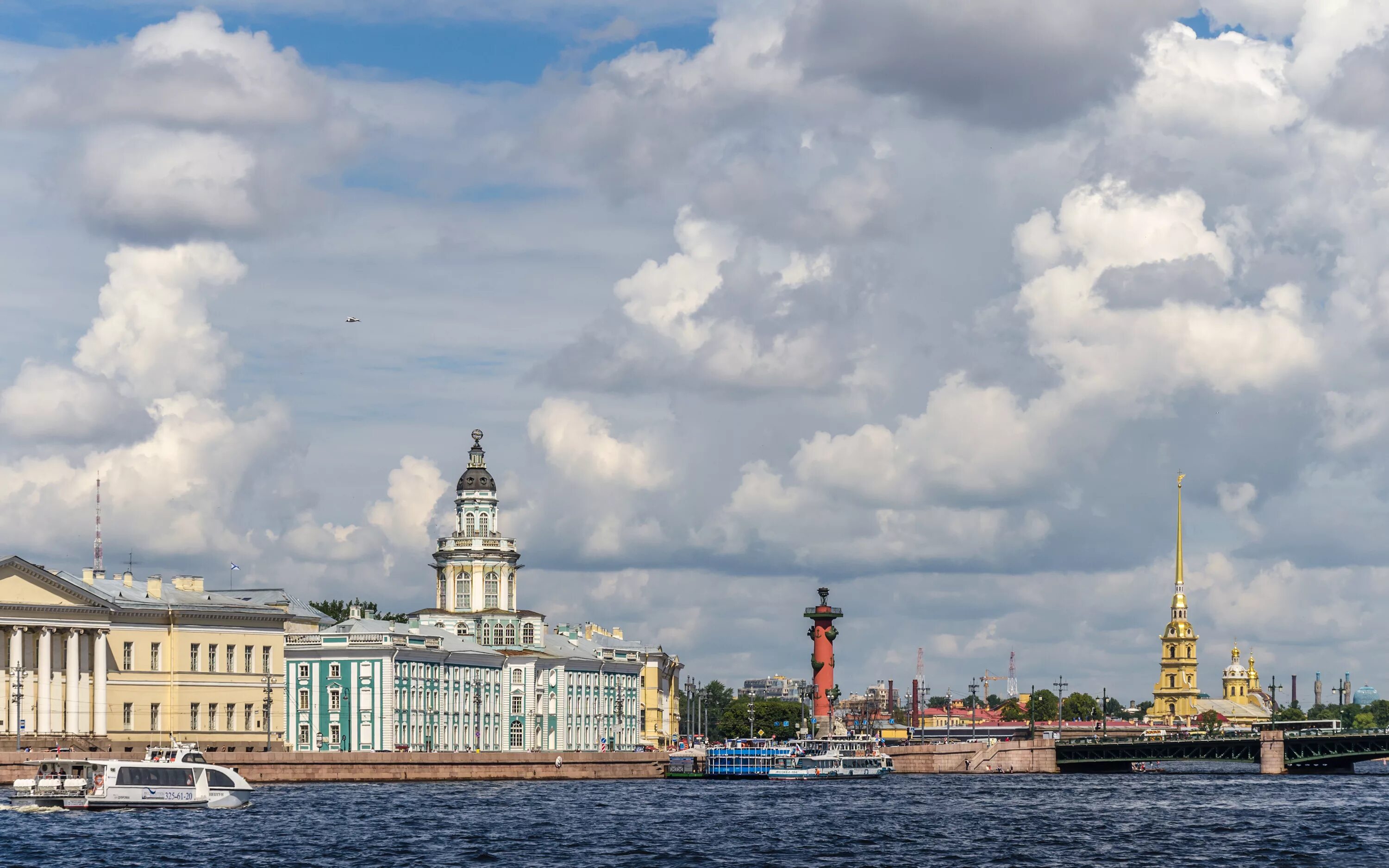 Стрелка Васильевского острова Санкт-Петербург Кунсткамера. Университетская набережная в Санкт-Петербурге Кунсткамера. Стрелка Васильевского острова и Петропавловская крепость. Вода васильевский остров