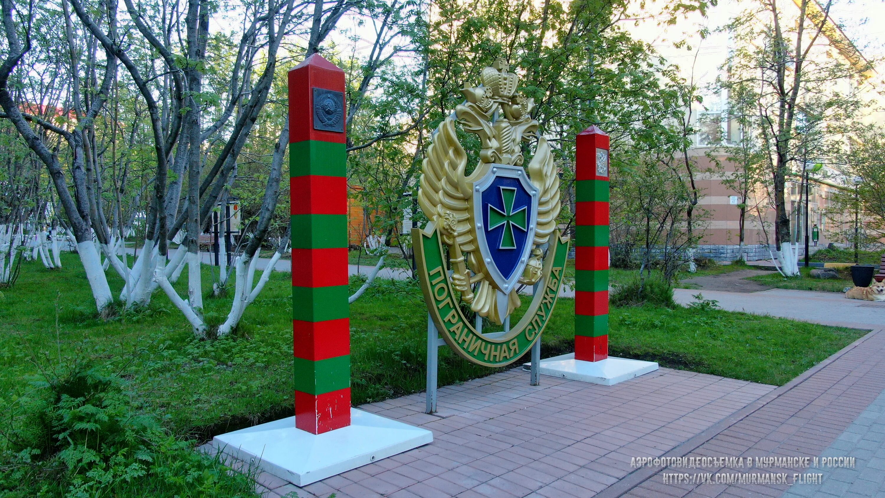 Пограничный маркер. Пограничный столб Мурманск. Столб пограничников России. Сквер пограничников Биробиджан. Погран столб РФ.