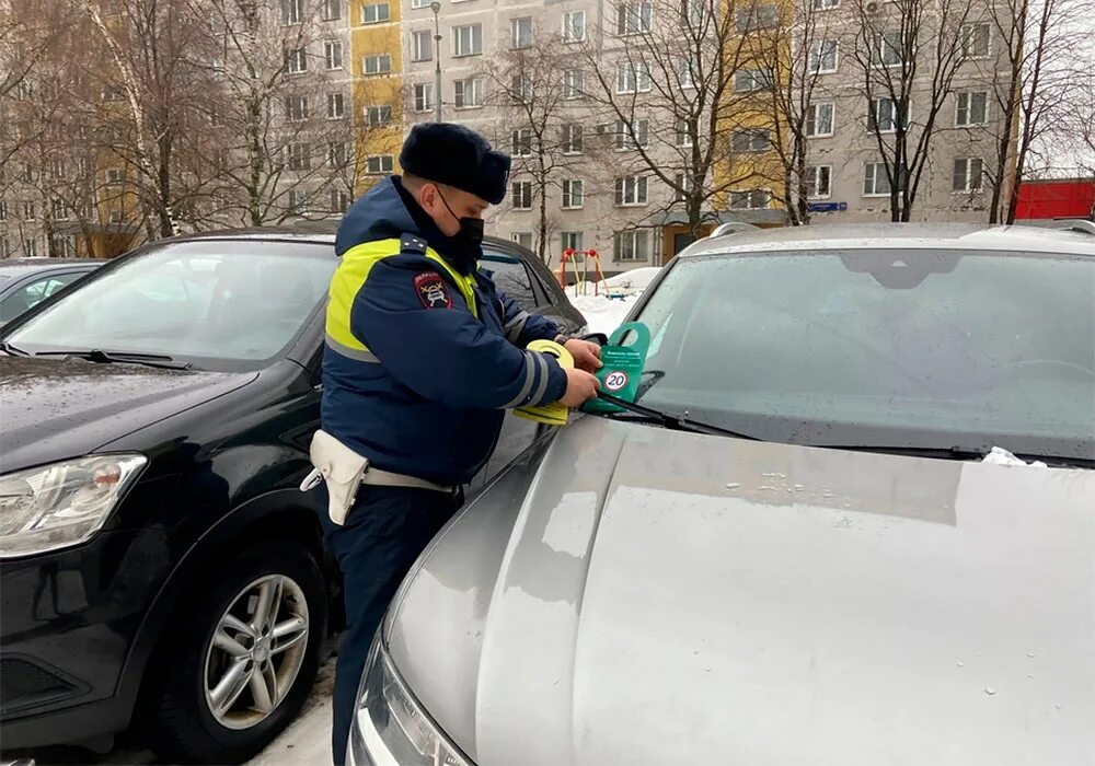 Московское гаи телефон. Машины ДПС дальнего Востока. ГИБДД инспектор Москва. Госавтоинспекция Юго-восточного округа столицы напоминает. Сотрудники ГИБДД распространяют дорхенгеры ГИБДД.