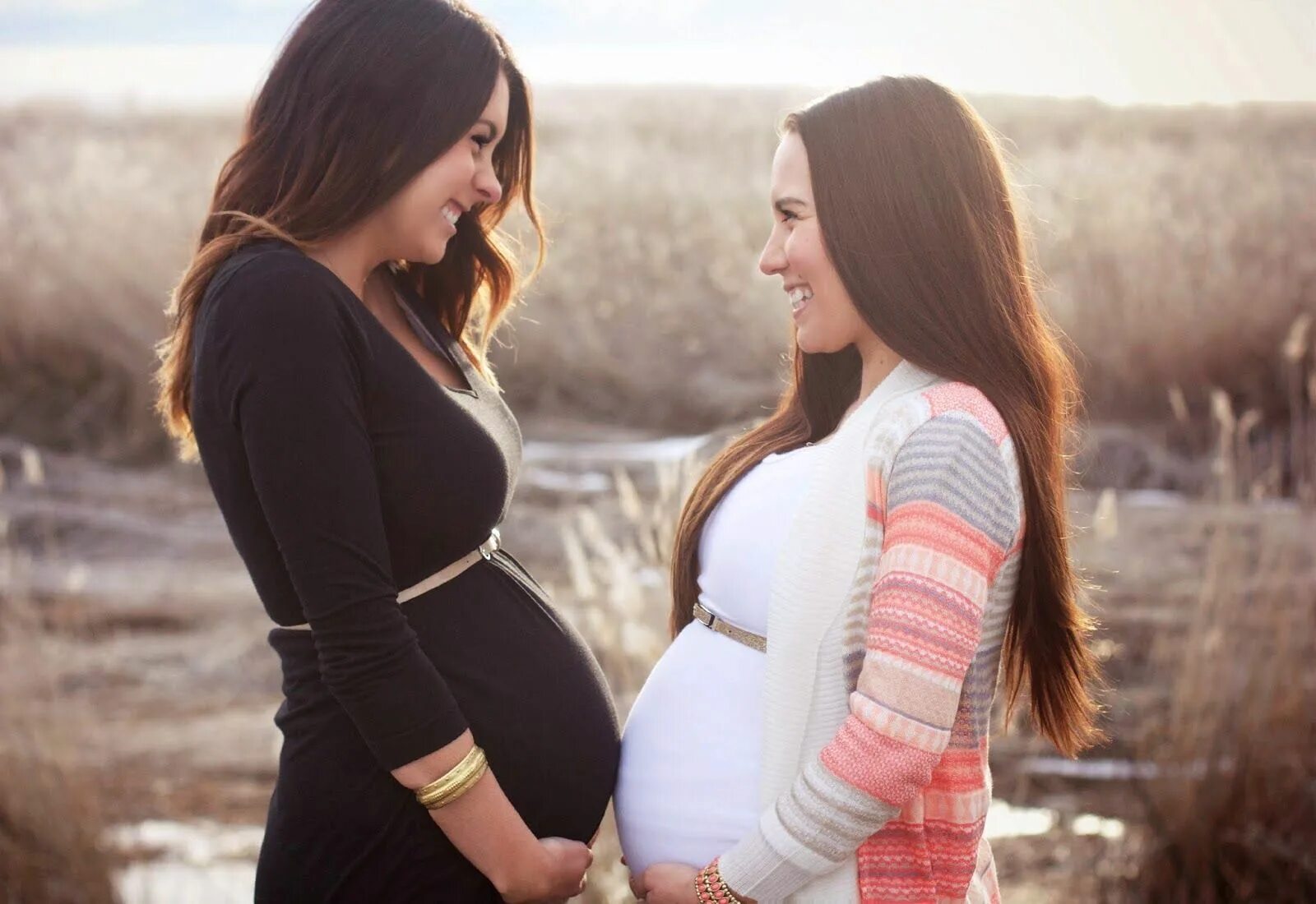Вторая беременность девочкой. Беременные подруги. Фотосессия двух девушек. Две девушки беременны. Фотосессия двух беременных.