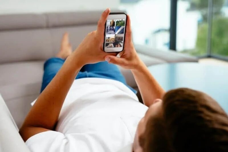 Take a good living. Человек в соцсетях со смартфона картинки. Smartphone back. Lying on Sofa with Phone. Lying down smartphone.