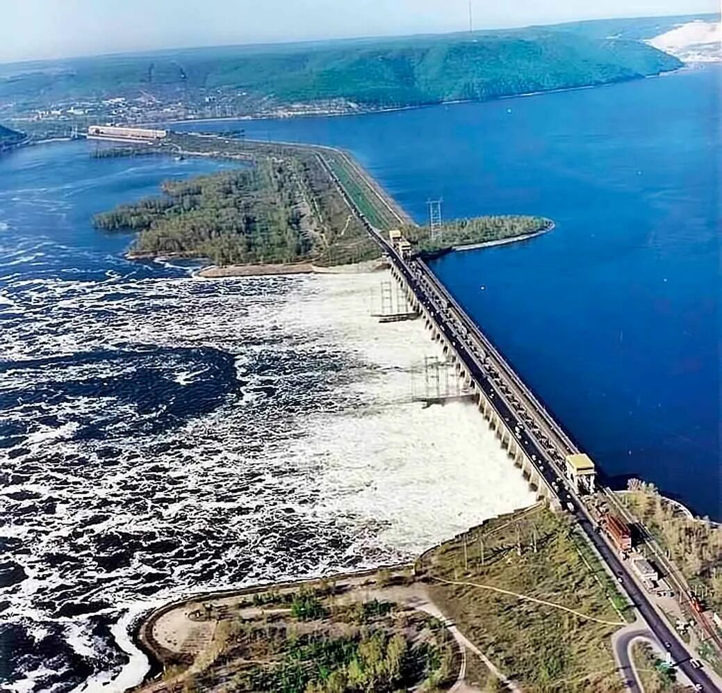 Плотина итайпу парагвай. Акосомбо (гидроэлектростанция). Таум саук гэс. Гэс гури венесуэла. Саяно-шушенская гэс река.