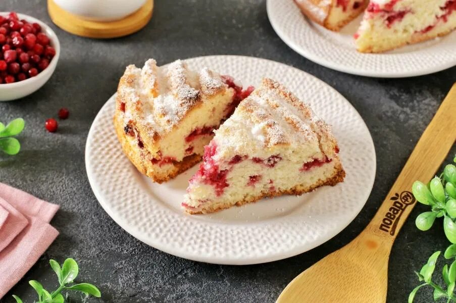 Шарлотка с яблоками и брусникой