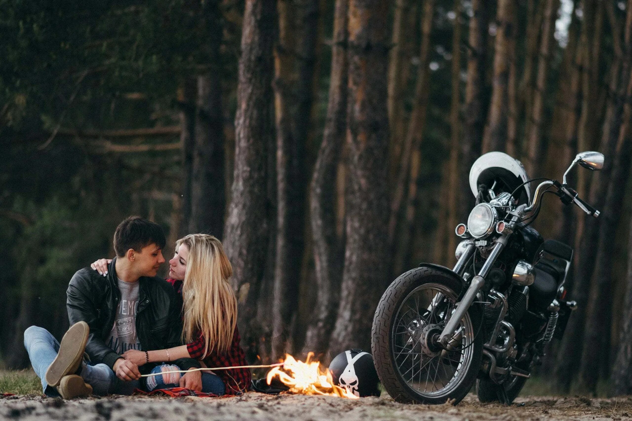 Байкеры читать. Фотосессия с мотоциклом на природе. Лавстори с мотоциклом. Love story на мотоцикле. Фотосессия пары на мотоцикле.