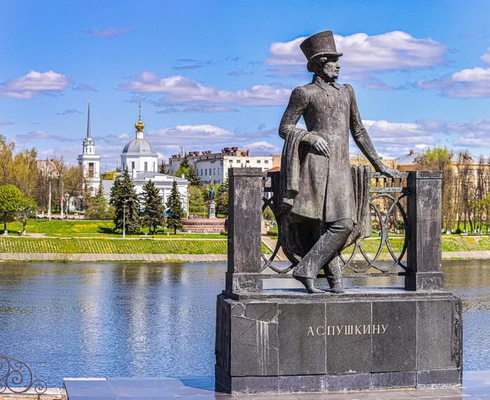 Тверь в марте. Памятник Пушкина в Твери. Памятник Пушкину Тверь Горсад. Памятник Пушкину в Твери на набережной. Комов памятник Пушкину в Твери.