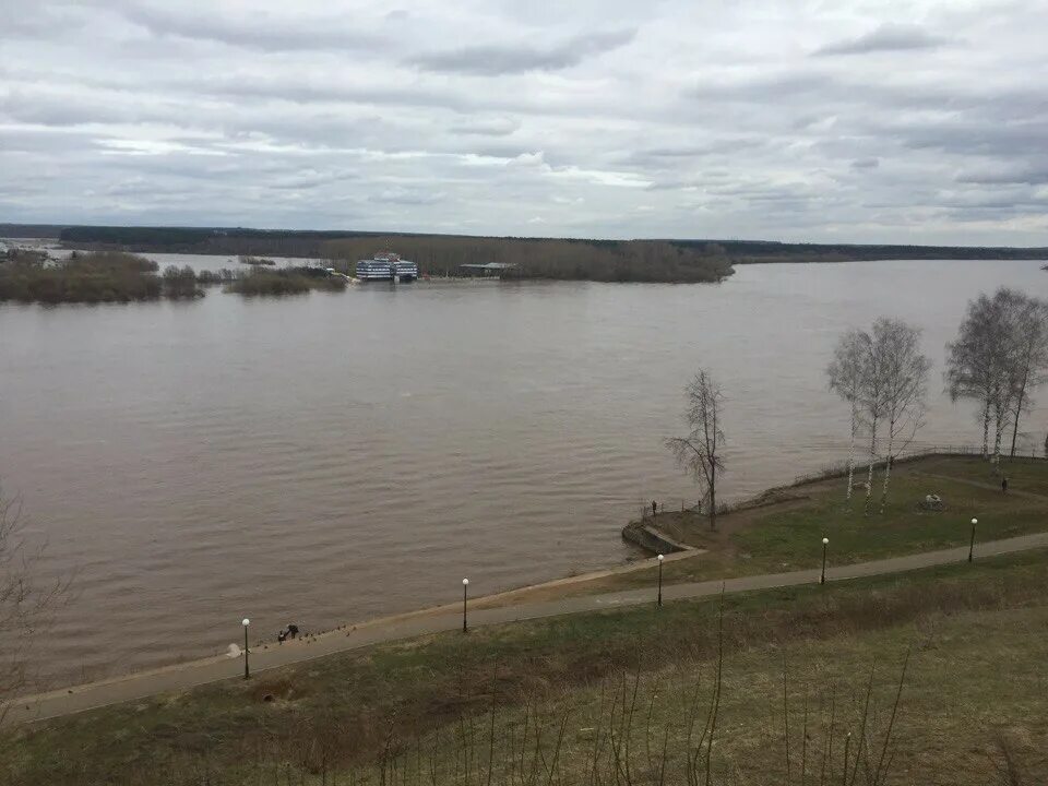 Уровень вятки у кирова. Уровень воды в Вятке Киров. Уровень реки Вятка 2022. Разлив реки Вятка. Уровень воды в реке Вятка Киров сегодня.