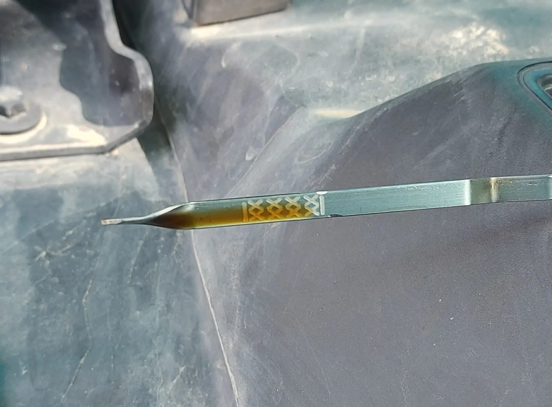 Датчик уровня масла камаз нео. Уровень масла в двигателе камаз 4308. Уровень масла в двигателе vw golf 4 дизель. Щуп уровня масла шакман f2000. Уровень масла в двигателе камаз.