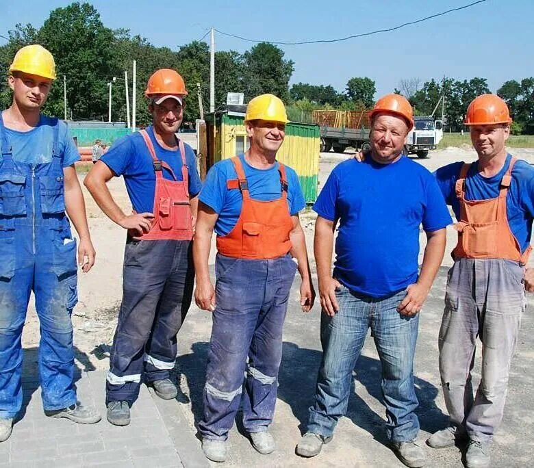 дорожные работы. сельское хозяйство птицефабрики. грузчик стройматериалы. разнорабочие на стройку. мужчина строитель.