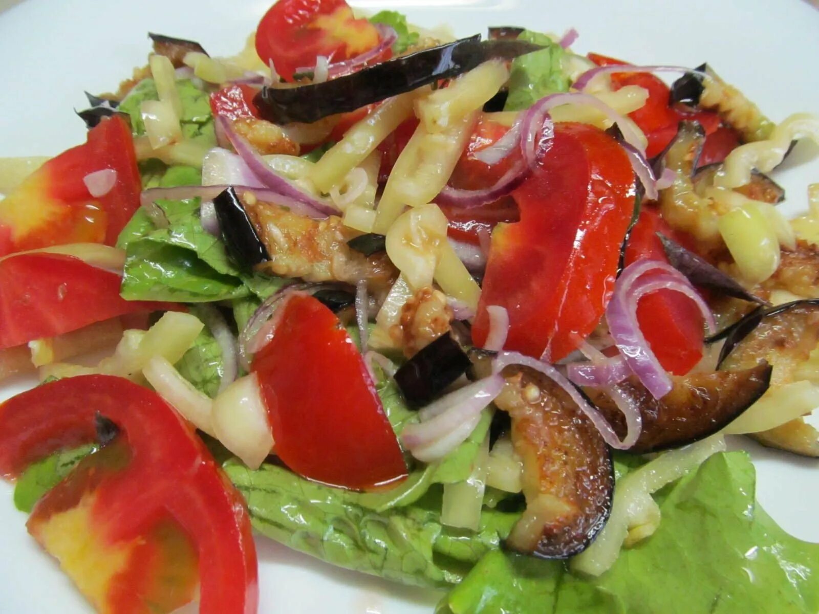Рецепт салата с баклажанами и перцем болгарским. Салат с баклажанами и перцем болгарским. Салат из жареных баклажанов. Салат с баклажанами. Рецепт салата с баклажанами и перцем болгарским.