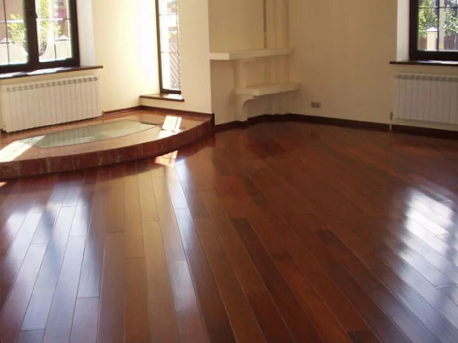 Какой пол в квартире. Деревянный пол. Деревянный пол в квартире. Красивый деревянный пол. Деревянный лакированный пол.