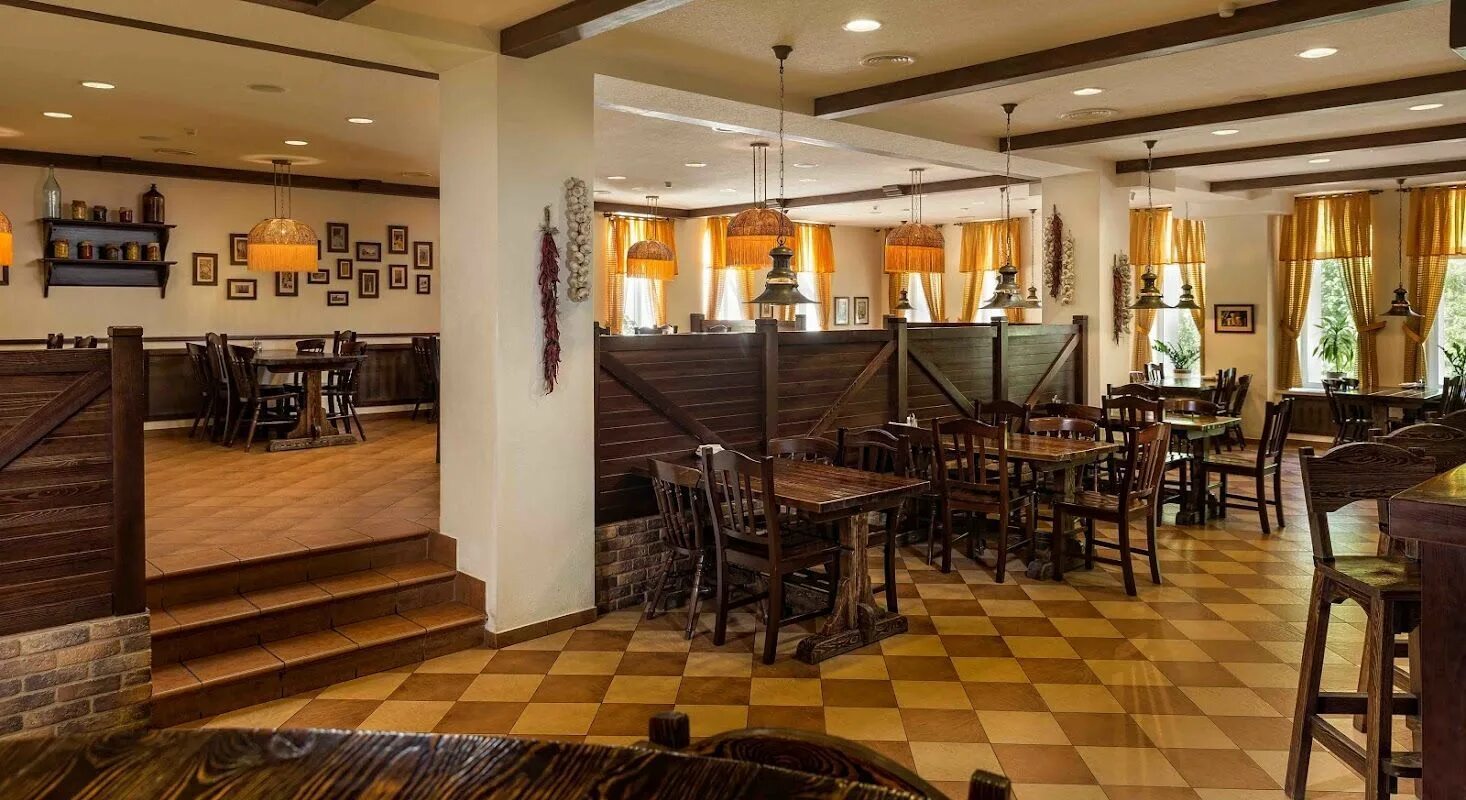 Трактир колесо киров сурикова 19. Колесо киров сурикова 19. Киров ресторан колесо на спасской. Колесо киров кафе на спасской. Трактир на спасской.