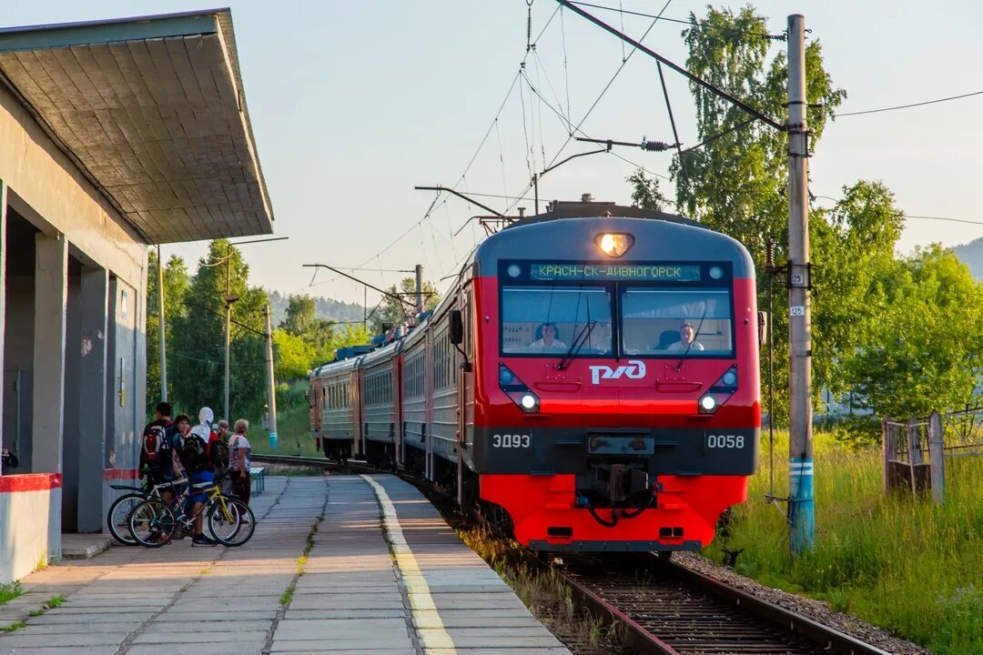 Электричка Красноярск Дивногорск. Электропоезд Красноярск Дивногорск. Поезд Красноярск Дивногорск. Красноярская железная дорога электропоезда.