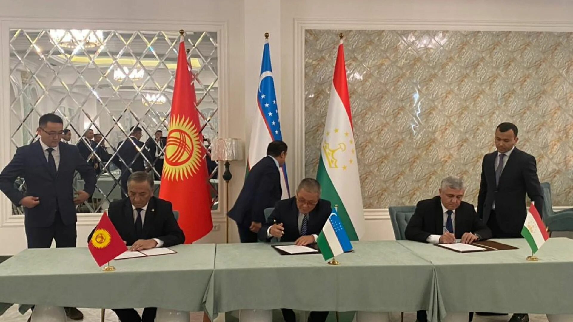 Делегации Кыргызстана, Таджикистана и Узбекистана подписали. Таджикистан Узбекистан Киргизия. Граница Киргизии и Узбекистана. Кыргызстан Узбекистан чек ара.