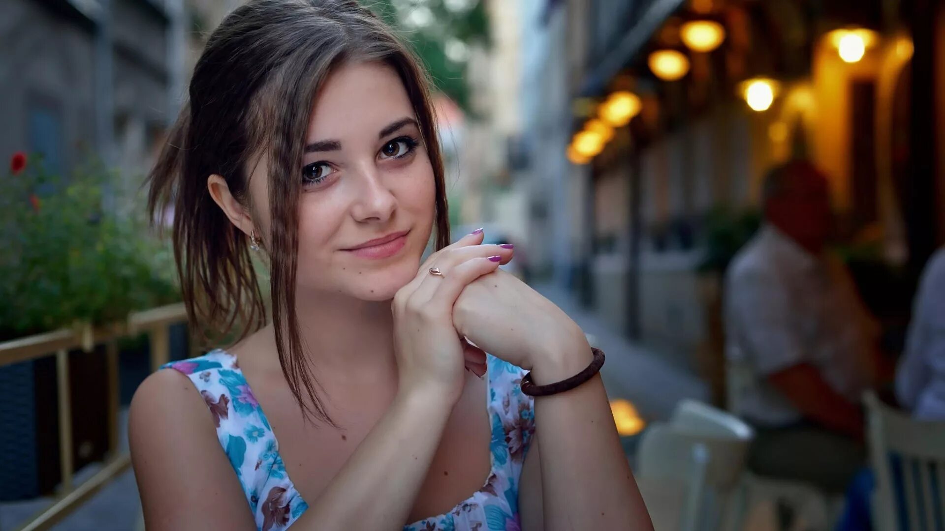 Girl facebook. Красивая женщина. Девушка с темными волосами в очках. Girl facebook. Милая девушка.
