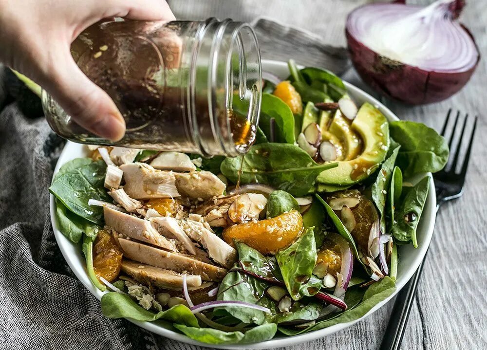 Правильное питание салаты. Зеленое масло для салатов. Салат с рыбой. Чем лучше заправить салат. Идеи заправок для салата.